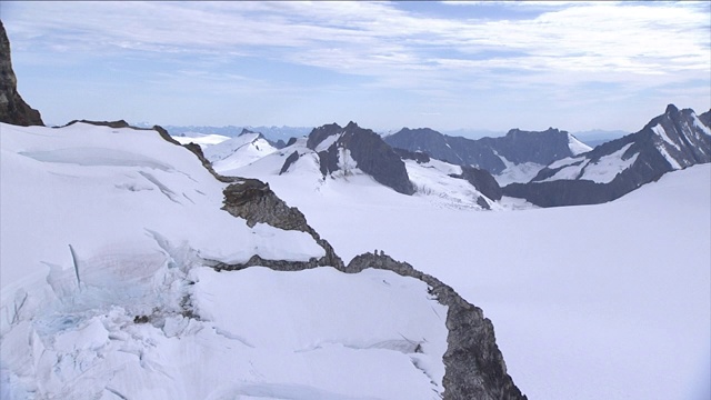 厚厚的积雪覆盖着山景。视频素材