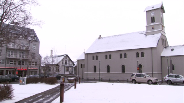 大雪覆盖了小镇的教堂和街道。视频素材