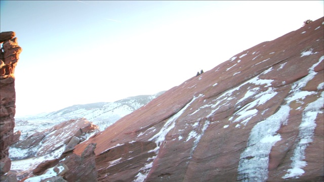 雪紧贴着峡谷岩壁。视频素材