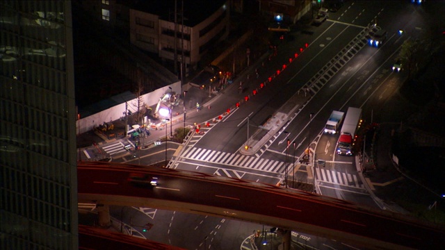 夜间东京高速公路上的天桥交通繁忙。视频素材