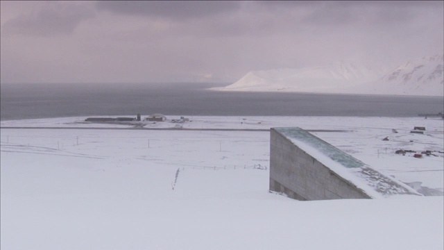 雪包围着一个金属结构。视频素材