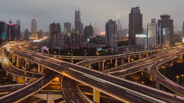 天桥和城市交通高峰时段的全景鸟瞰图，从白天到晚上/上海，中国视频素材