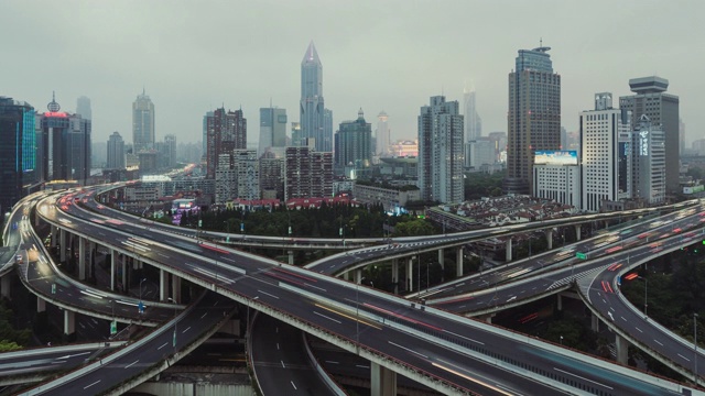 T/L ZO鸟瞰图立交桥和城市交通高峰时间，从白天到晚上/上海，中国视频素材