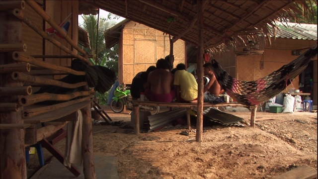 村民们聚集在一间小屋里。视频素材