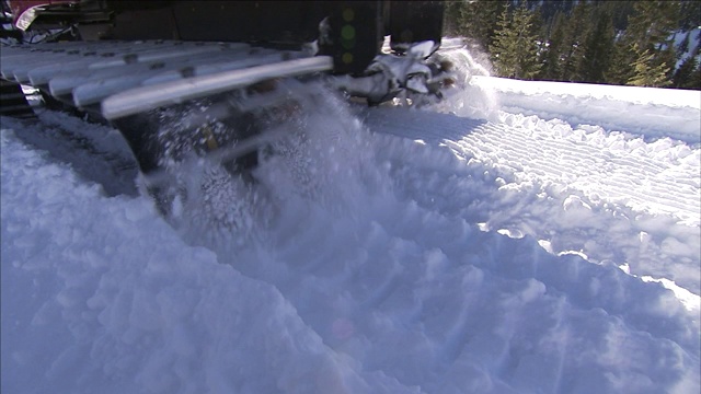 扫雪机在雪地上滚动。视频素材