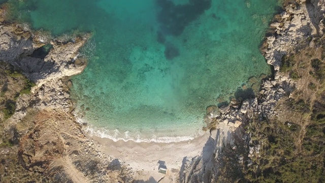 美丽的海景。阿尔巴尼亚的爱奥尼亚海海岸海滩，靠近希腊的科孚岛。鸟眼镜海滩(Pasqyra)在萨兰达，阿尔巴尼亚(阿尔巴尼亚里维埃拉)从无人机的观点视频素材