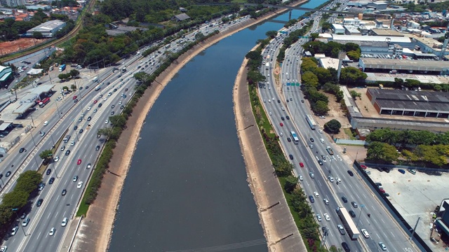 道路之间河流的鸟瞰图。城市风景。伟大的景观。边际Tietê， São圣保罗，巴西视频素材