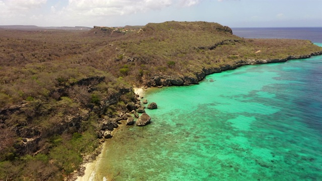 鸟瞰图Curaçao海岸在加勒比海与绿松石的水，悬崖，海滩和美丽的珊瑚礁周围Playa Manazlina视频素材