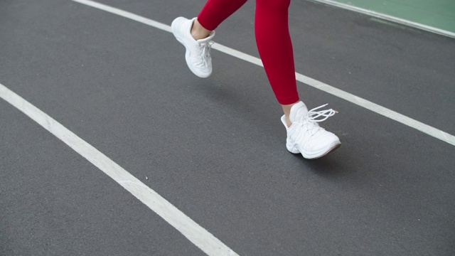 近距离女子跑脚跑在体育场。女性的脚跑步视频素材