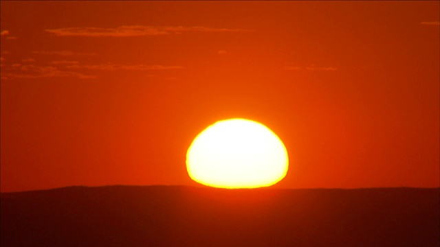 炽热的太阳沉入了黑暗的地平线下。视频素材