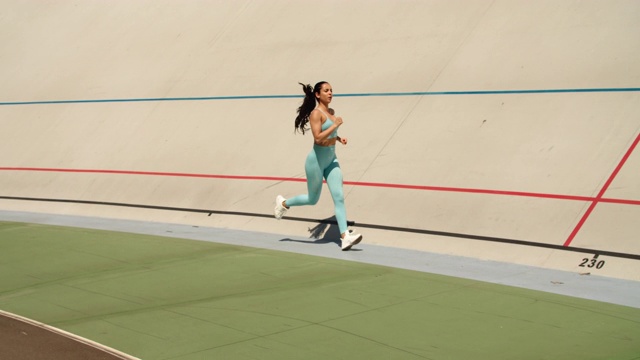 性感的女人在田径轨道训练在体育场。女子短跑运动员视频素材