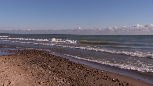 海浪翻滚着冲上沙滩。视频素材