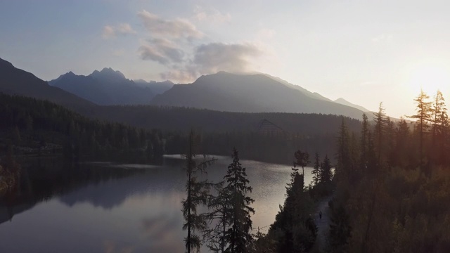 夏天的早晨鸟瞰在高塔特拉斯山，斯洛伐克的Strbske Pleso度假村。视频素材