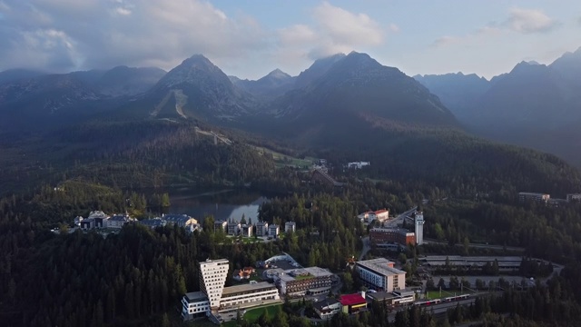 夏天的早晨鸟瞰在高塔特拉斯山，斯洛伐克的Strbske Pleso度假村。视频素材