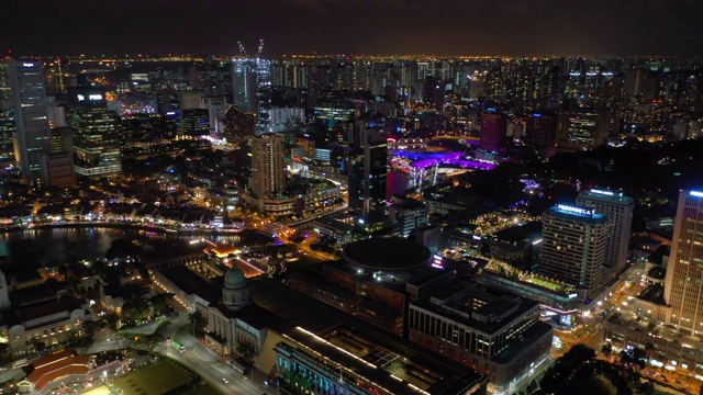 新加坡城市夜间飞行照亮市中心船码头区航拍全景4k视频素材