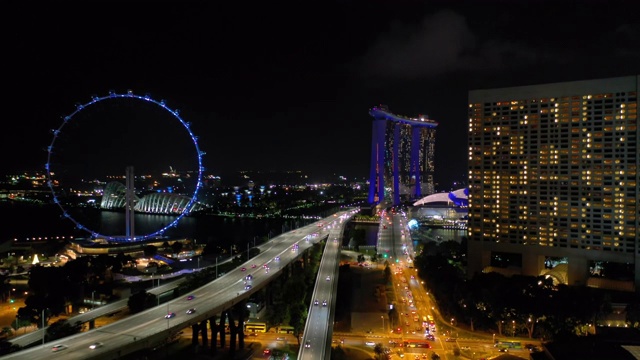 夜间照明新加坡市中心著名酒店传单交通街道道路航拍全景4k视频素材