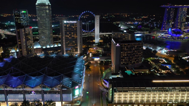 夜间飞行照亮了新加坡市中心码头交通道路航拍全景4k视频素材