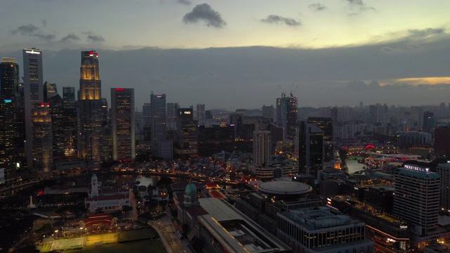 日落天空夜晚照明飞行在新加坡城市中心码头市中心空中全景4k视频素材