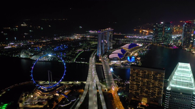 夜间照明新加坡市中心著名酒店传单交通大桥路滨海湾航拍全景4k视频素材