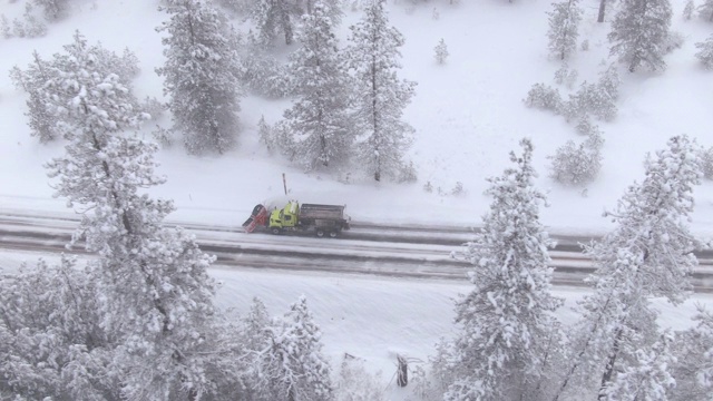 无人机:在美国农村，一辆铲雪车在清理积雪的道路。视频素材