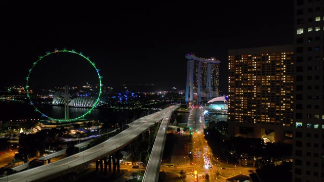 夜间照明新加坡市中心著名酒店传单交通大桥路滨海湾航拍全景4k视频素材