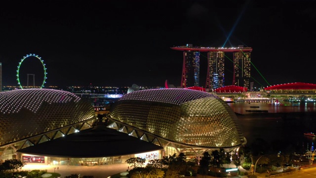 夜间照明新加坡市中心滨海湾著名的酒店剧院航拍全景4k视频素材