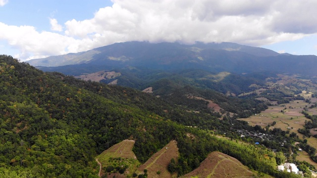 鸟瞰热带森林和高山的风景，映衬着蓝天，无人机拍摄视频素材