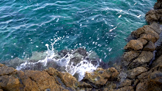 海浪拍打着岩石视频素材