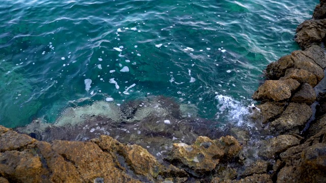 海浪拍打着岩石视频素材