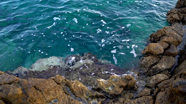 海浪拍打着岩石视频素材