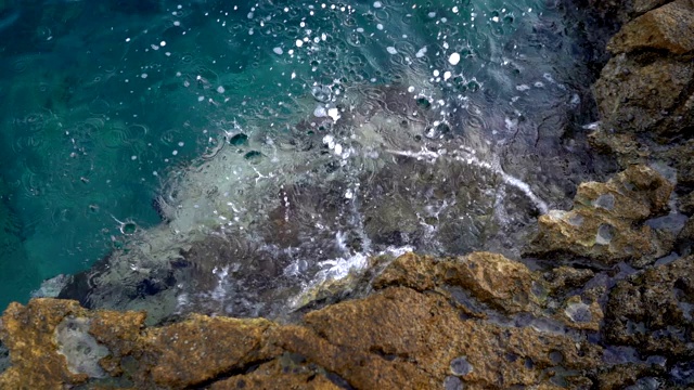 海浪拍打着岩石视频素材