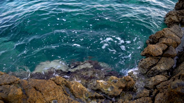 海浪拍打着岩石视频素材