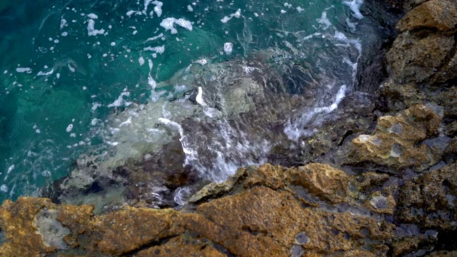 海浪拍打着岩石视频素材