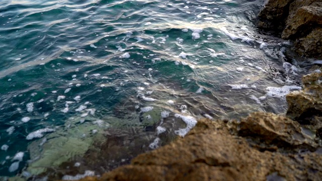 海浪拍打着岩石视频素材