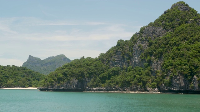 一组海岛在昂通国家海洋公园附近的苏梅岛天堂热带旅游胜地。泰国湾的群岛。田园诗般的绿松石海洋自然背景与复制空间视频素材