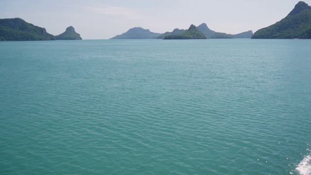 一组海岛在昂通国家海洋公园附近的苏梅岛天堂热带旅游胜地。泰国湾的群岛。田园诗般的绿松石海洋自然背景与复制空间视频素材