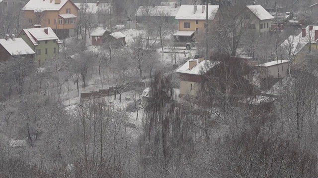 房子和暴风雪。在冬天拍摄。视频素材