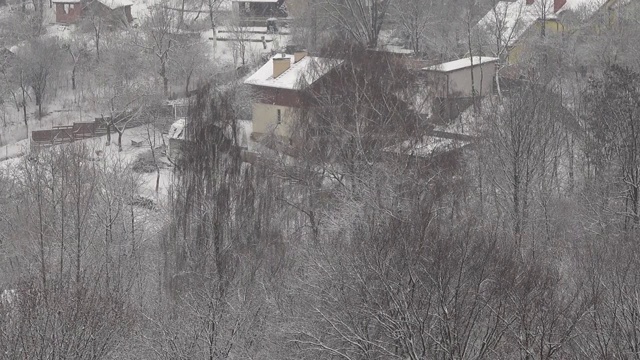 房子和暴风雪。在冬天拍摄。视频素材