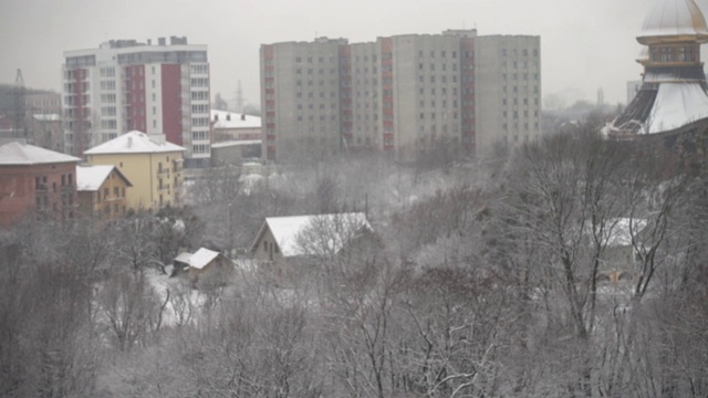 房子和暴风雪。在冬天拍摄。视频素材