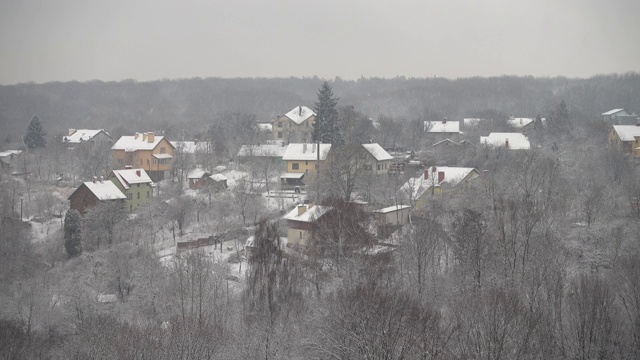 房子和暴风雪。在冬天拍摄。视频素材