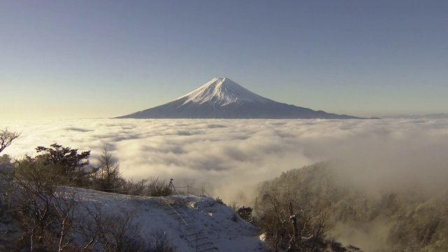 日本山梨县的富士山和云海视频素材