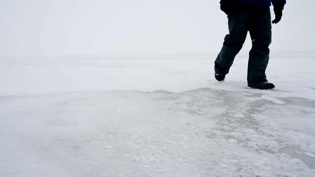 一个男人遇到了暴风雪。视频素材