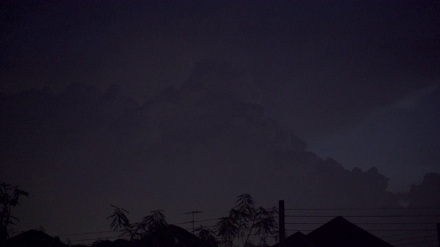 雨云背后的闪电视频素材