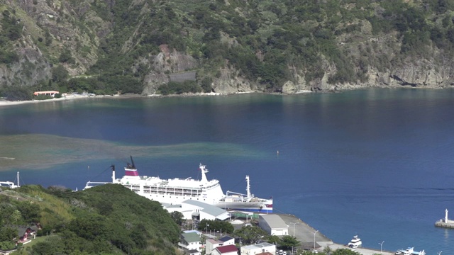 日本小笠原岛Chichijima岛双美港的船视频素材