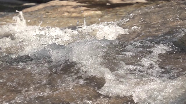 春季瀑布位于热带雨林深处。泰国清迈的梅雅瀑布。视频素材