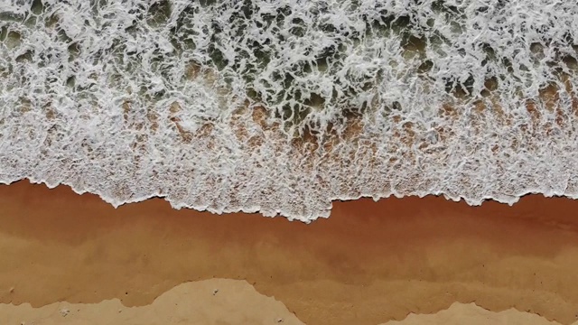 海滩上海浪的鸟瞰图视频素材