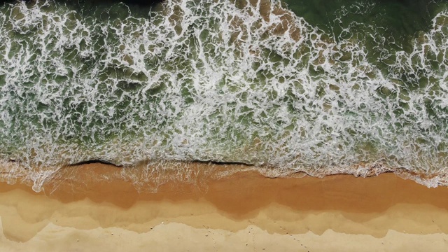 海滩上海浪的鸟瞰图视频素材