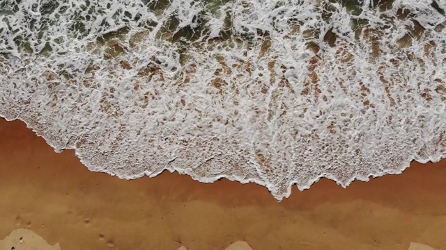 海滩上海浪的鸟瞰图视频素材