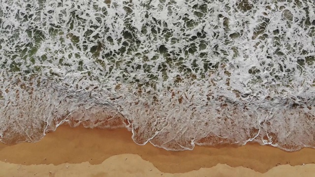 海滩上海浪的鸟瞰图视频素材