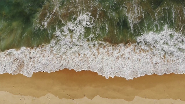 海滩上海浪的鸟瞰图视频素材